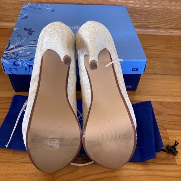 Ivory Lace Satin Pumps - Picture 3 of 6